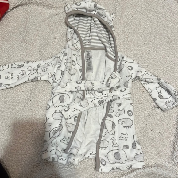 Baby Bundle - Pjs and Robe - Picture 5 of 7